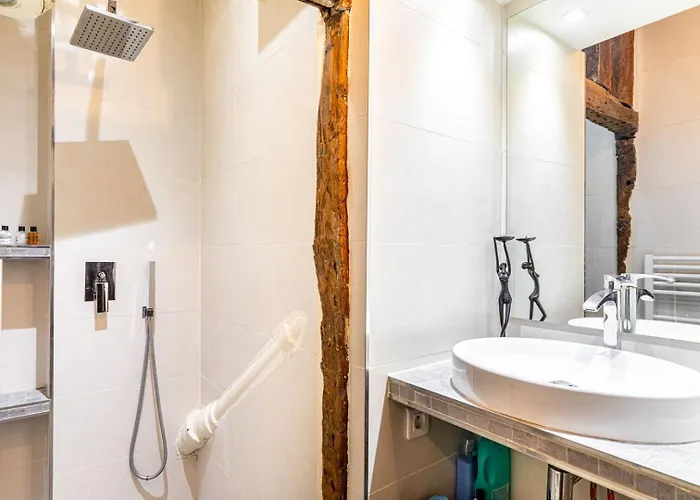 Guestready - Stone Near Sainte-chapelle Paris